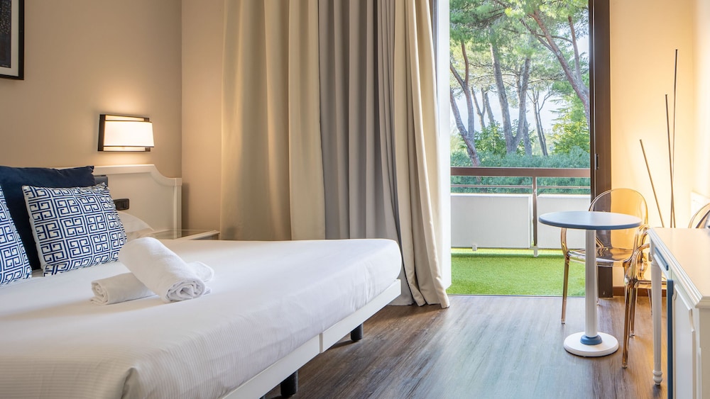 Superior Double Room, 1 Double Bed or 2 Twin Beds, Garden View (Spa Access Included) - Photo 2