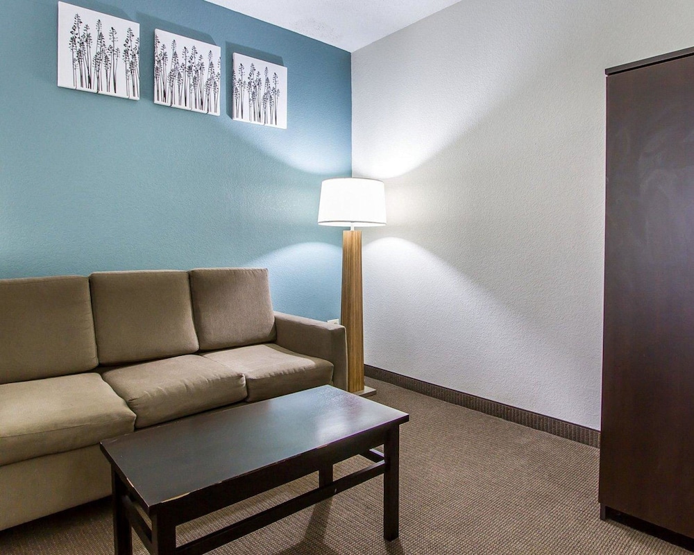 Suite, 1 King Bed, Non Smoking, Jetted Tub - Photo 2