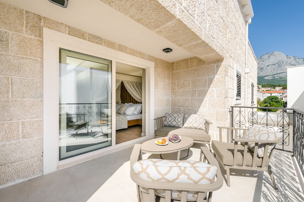 Suite, Balcony