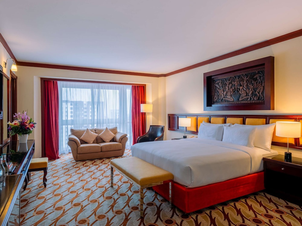 Executive Room, 1 King Bed, Pool View