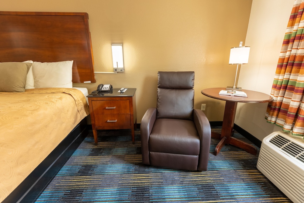 Deluxe Room, 1 King Bed, Non Smoking (accessible) photo 2