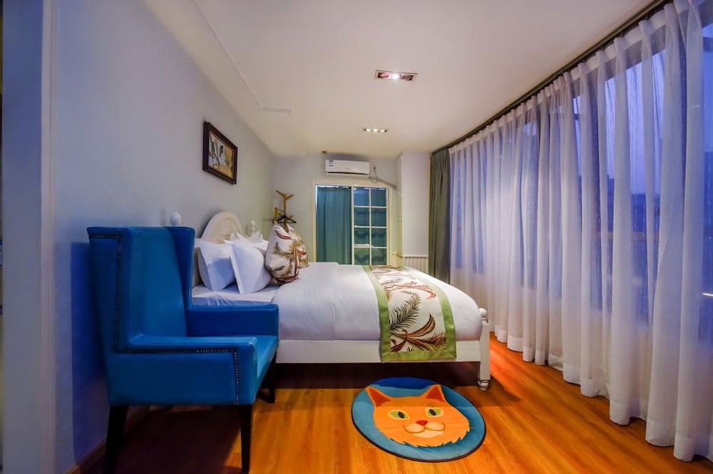 Comfort Suite, 1 Queen Bed, City View photo 2
