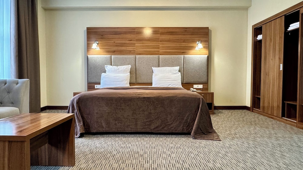Luxury Double or Twin Room, 1 King Bed, Hot Tub, City View photo 3