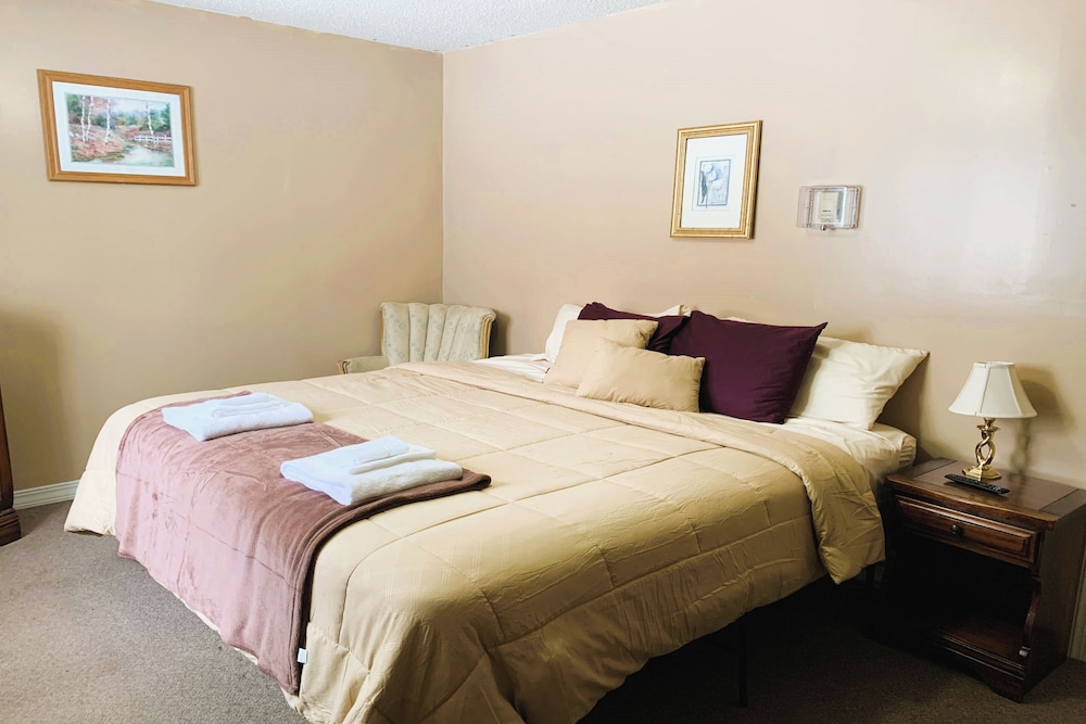 Family Room, 1 King Bed (Riverfront) photo 1
