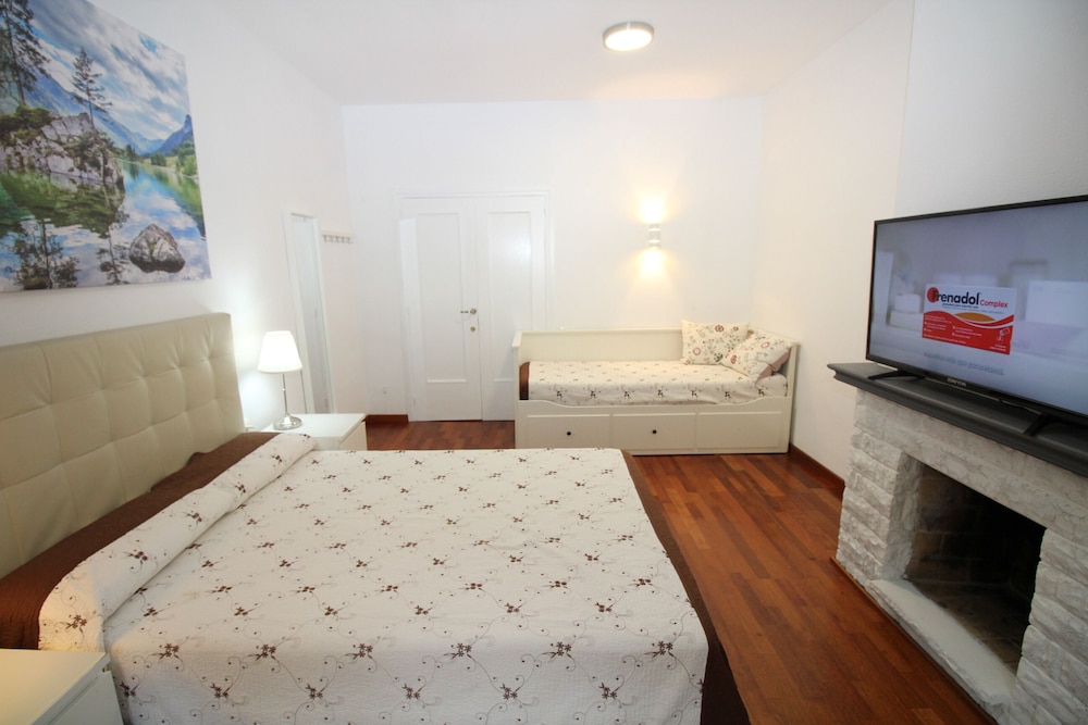 Quadruple Room, 2 Double Beds, Shared Bathroom, City View photo 2