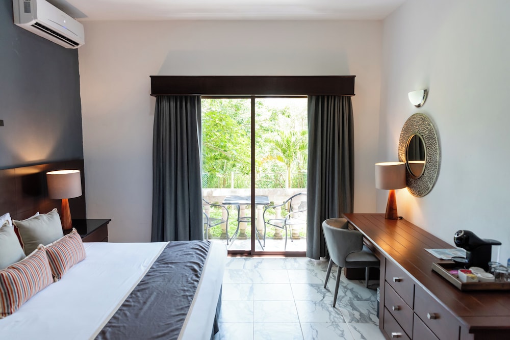 Deluxe Room, 1 King Bed, Garden View photo 1