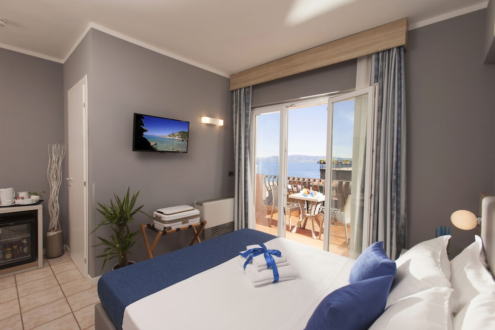 Superior Double or Twin Room, Partial Sea View photo 2