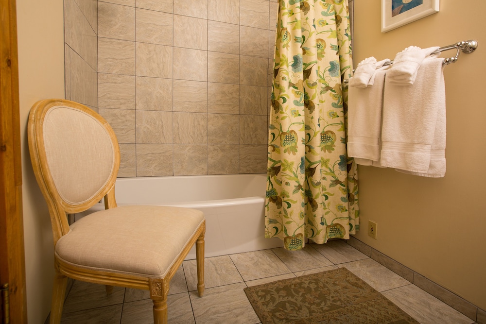 Room, Private Bathroom (#4 Carousel) photo 2