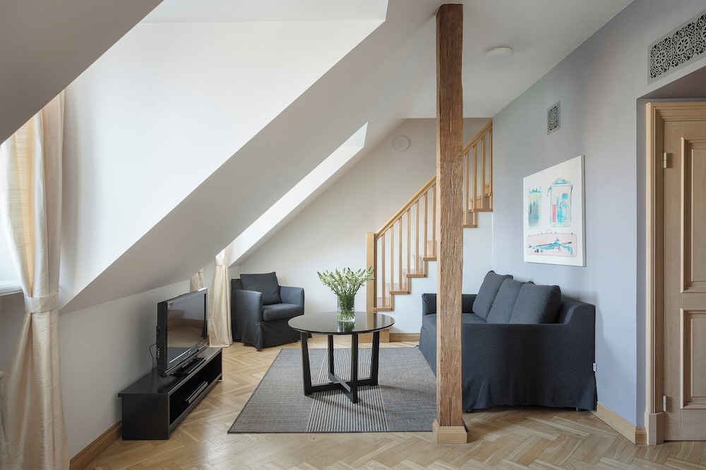 Two Storey Suite - Photo 3