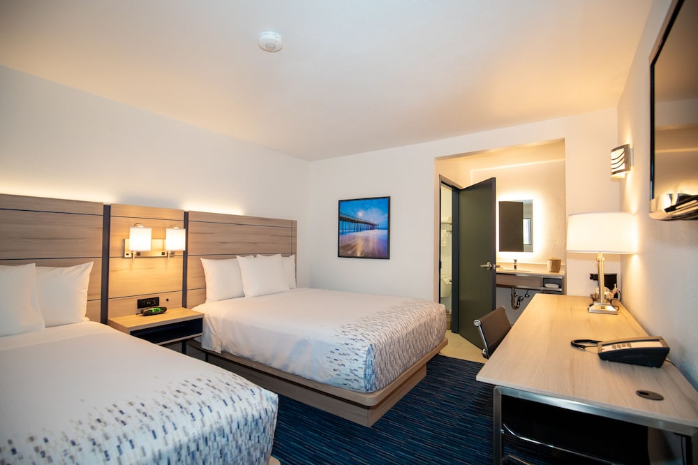Premium Two Queen Beds photo 2