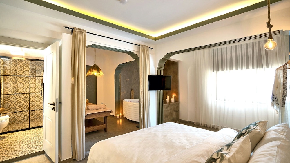 Honeymoon Suite With Jacuzzi , 1 Queen Bed, Non Smoking, Courtyard View