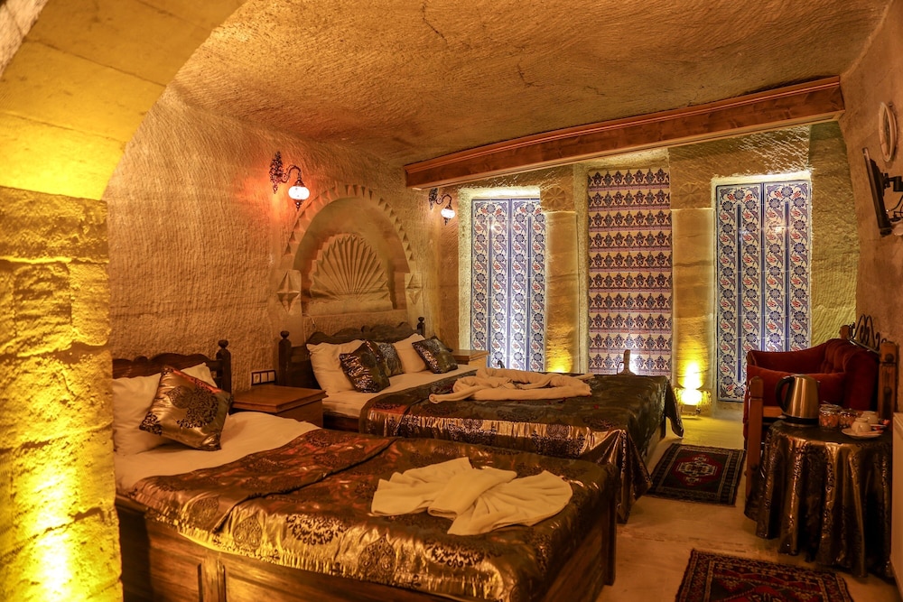 (103) Deluxe Cave Suite photo 3