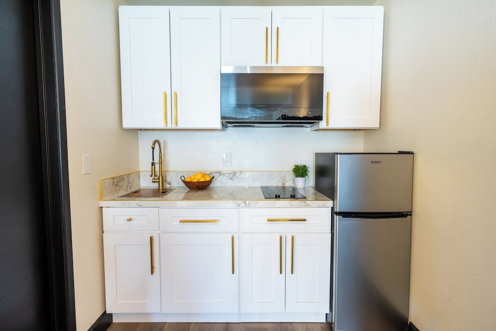 Room, 2 Queen Beds, Kitchenette - Photo 3