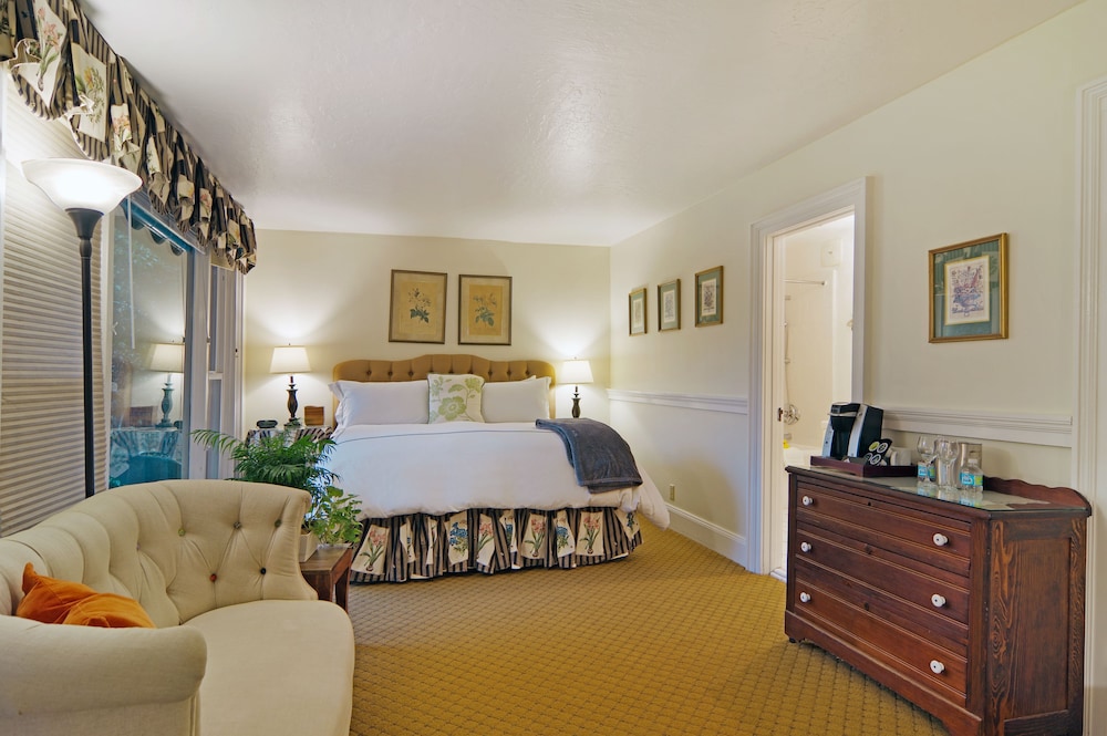 Standard Room, 1 King Bed, Garden Area photo 1