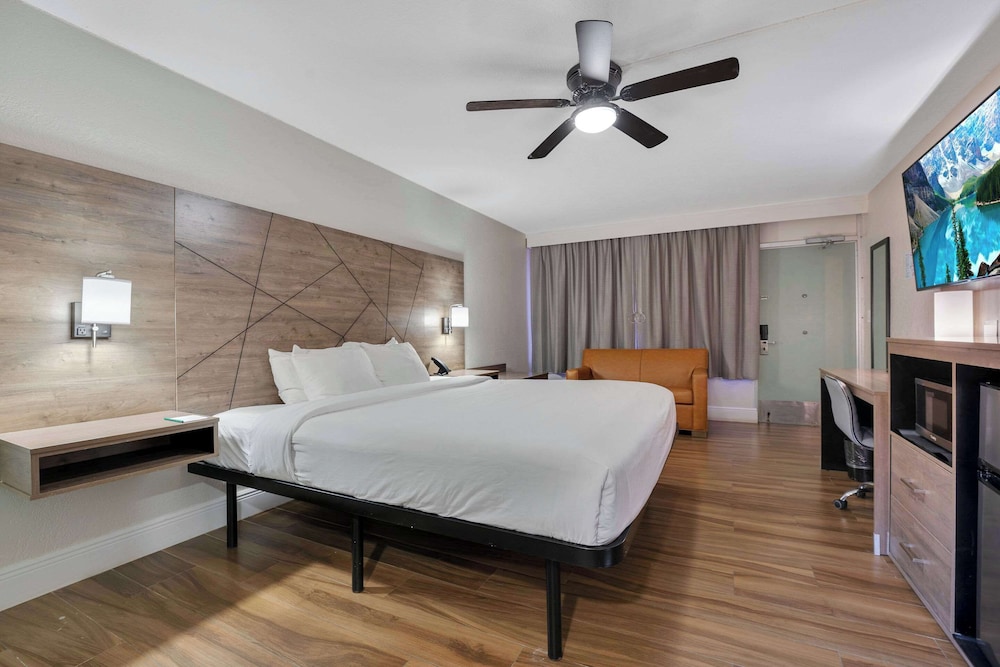 Suite, 1 King Bed, Non Smoking, Hot Tub - Photo 19
