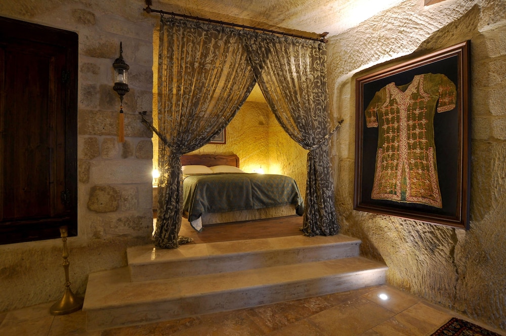 Majestic Cave & Pool Suite photo 2