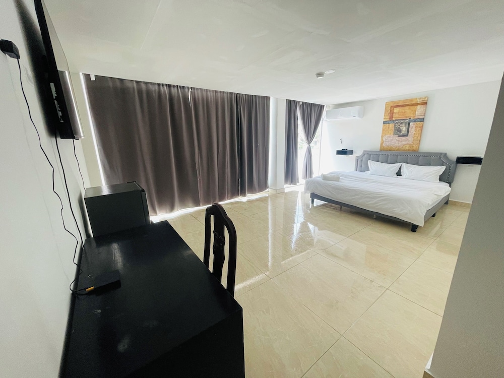 Grand Room, 1 King Bed, Pool View