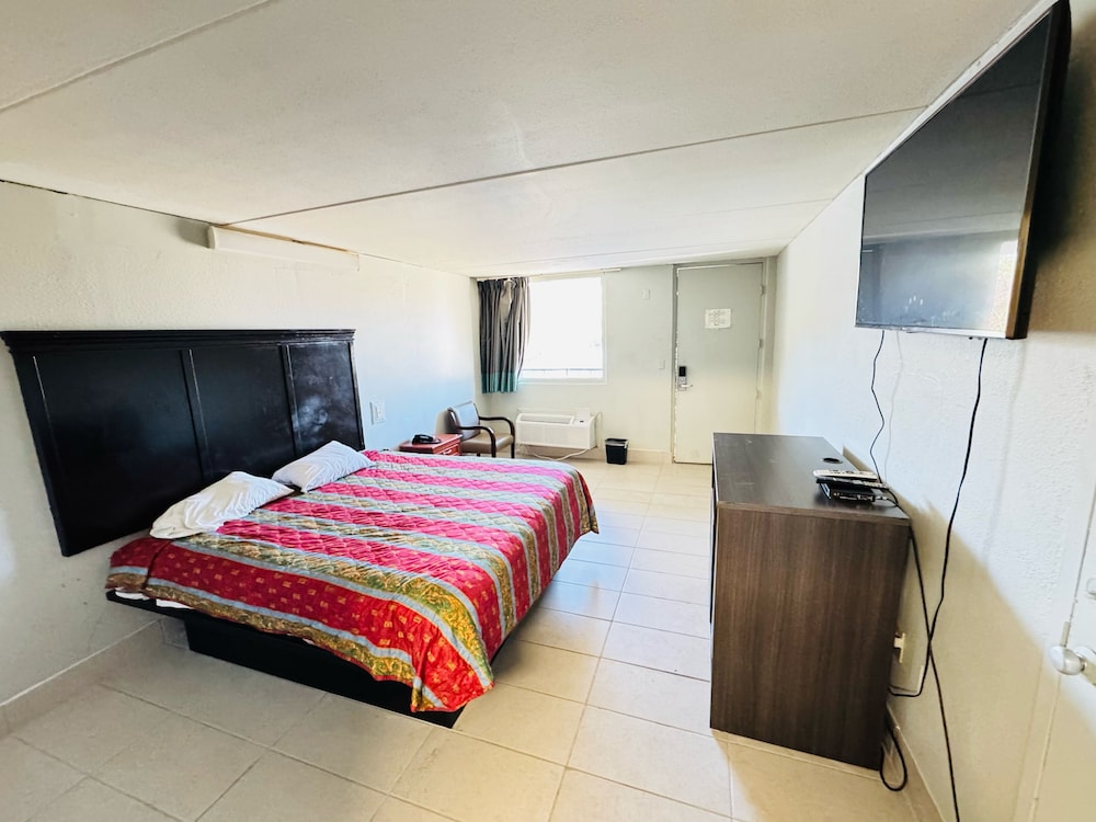 Standard Room, 1 King Bed, Smoking photo 1