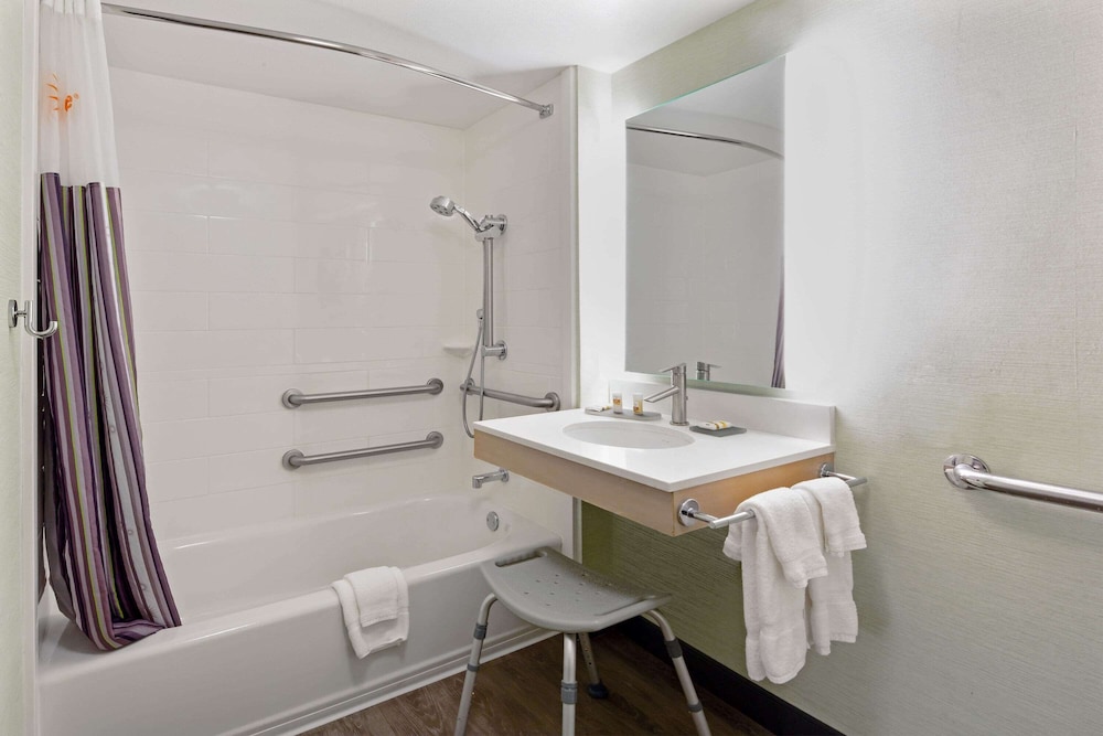 Room, 2 Queen Beds, Accessible, Non Smoking (Mobility/Hearing Impaired Accessible) - Photo 4