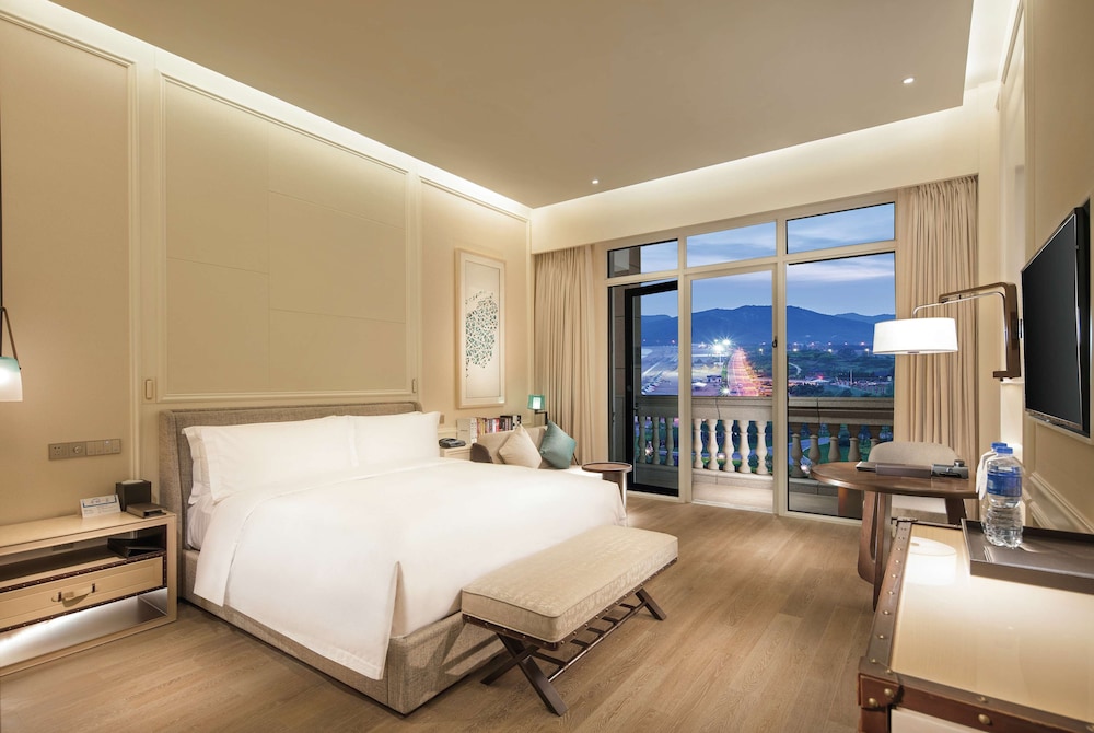 Deluxe Room, 1 King Bed