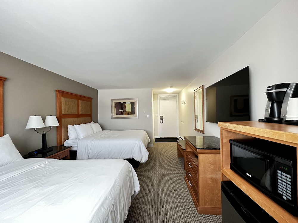 Deluxe Double Room, 2 Queen Beds photo 2