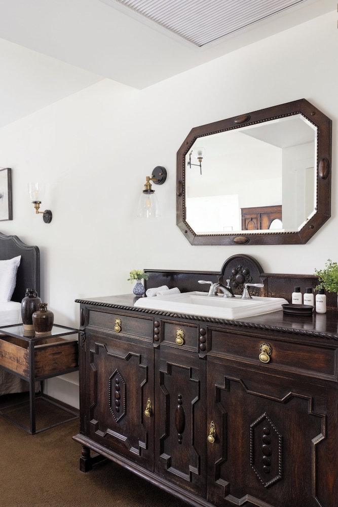 Premier Room, 1 King Bed, Corner photo 3