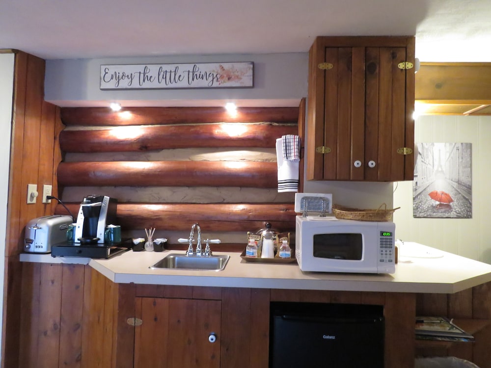 Cozy Hideaway Suite photo 2