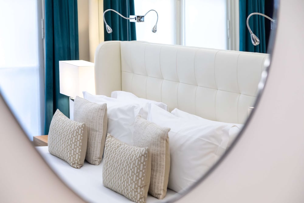 Junior Suite, 1 King Bed thumbnail 6