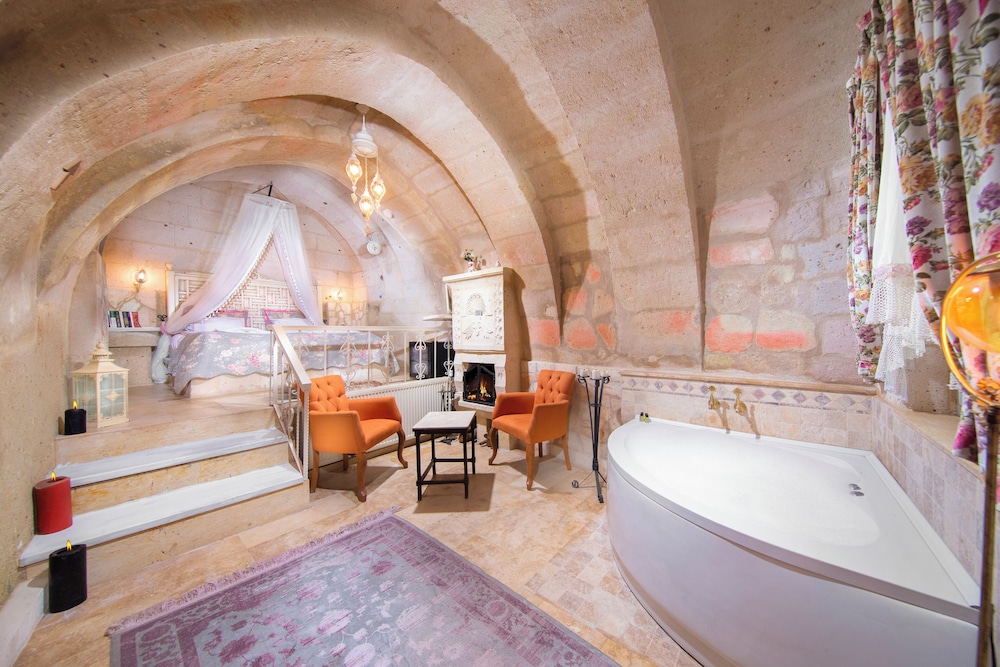 White Honeymoon Suite photo 1