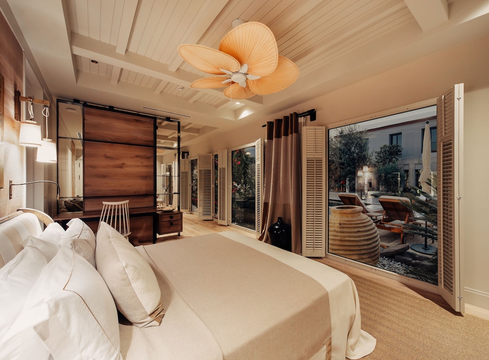Master Suite, Non Smoking, Pool View