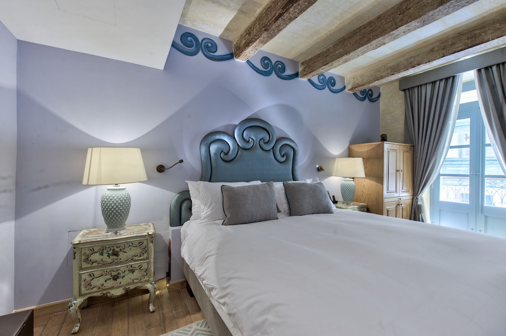 Deluxe Double or Twin Suite