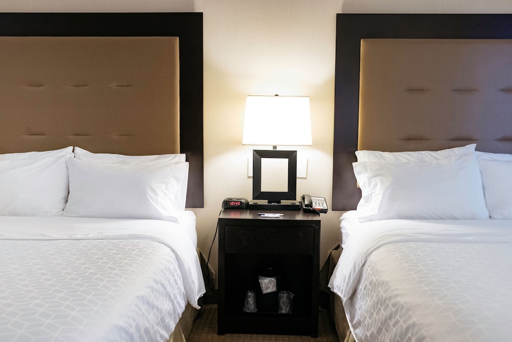 Standard Room, Multiple Beds, Pool View - Photo 4