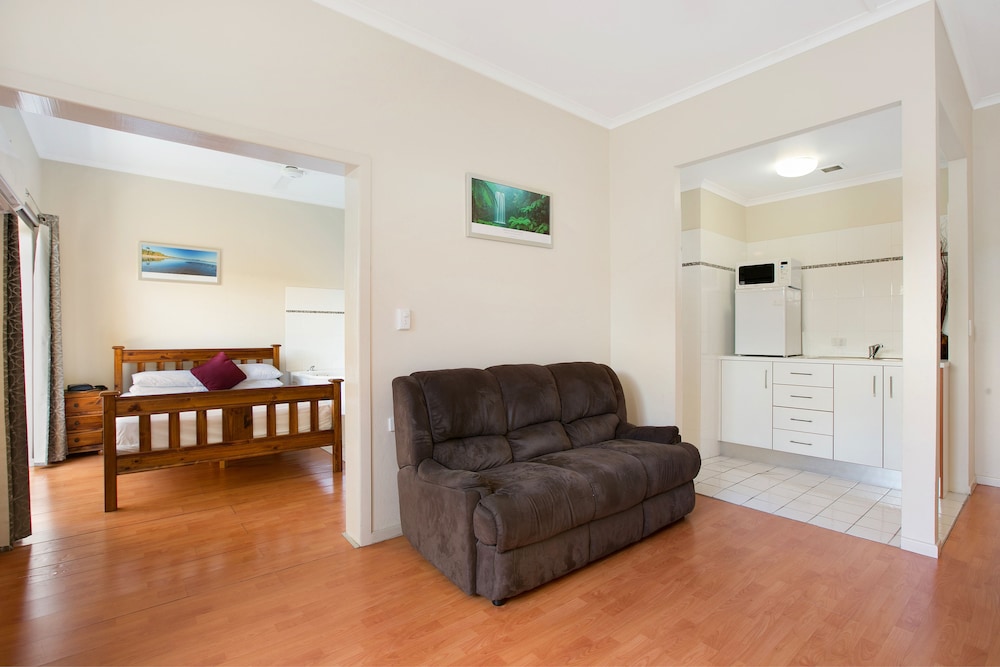 Suite, 1 Queen Bed, Jetted Tub photo 3