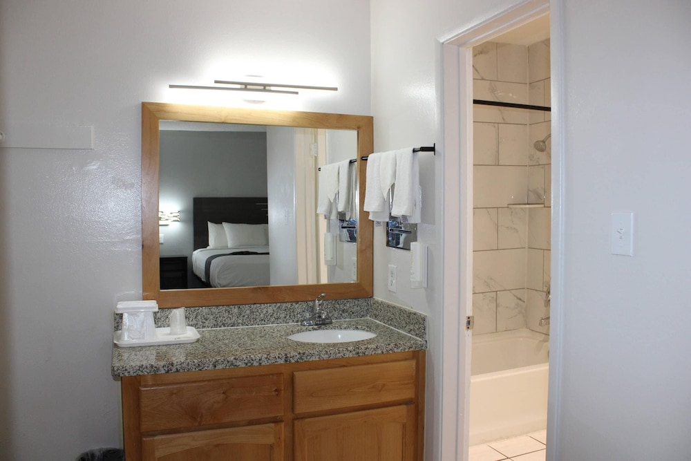 Standard Room, Multiple Beds, Non Smoking photo 2