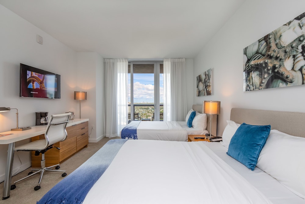 Luxury Studio, 2 Double Beds, Balcony, Bay View photo 3