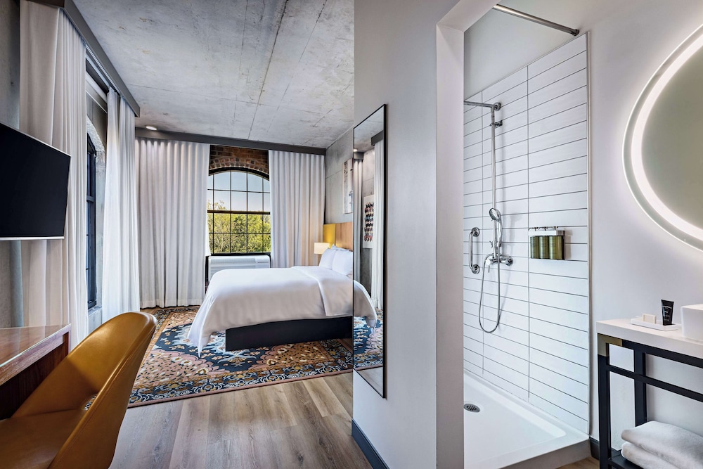 Room, 1 King Bed, River View, Corner - Photo 9