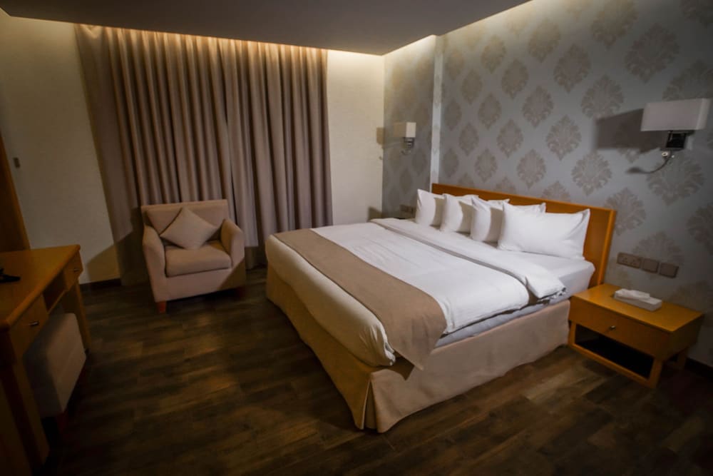 Deluxe Room, 1 King Bed - Photo 3