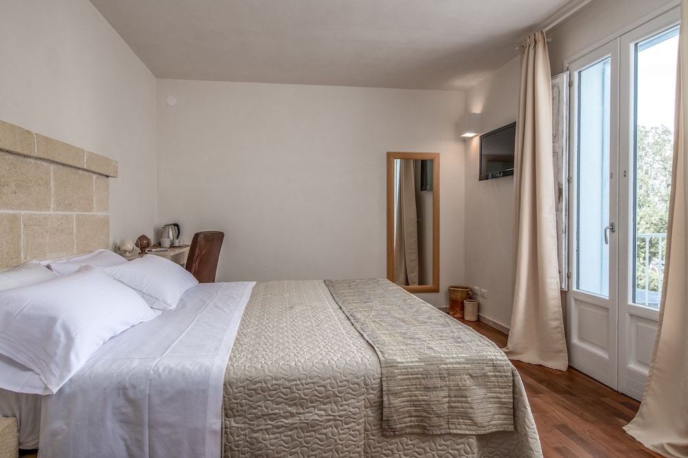 Double Room, 1 King Bed, Balcony photo 1