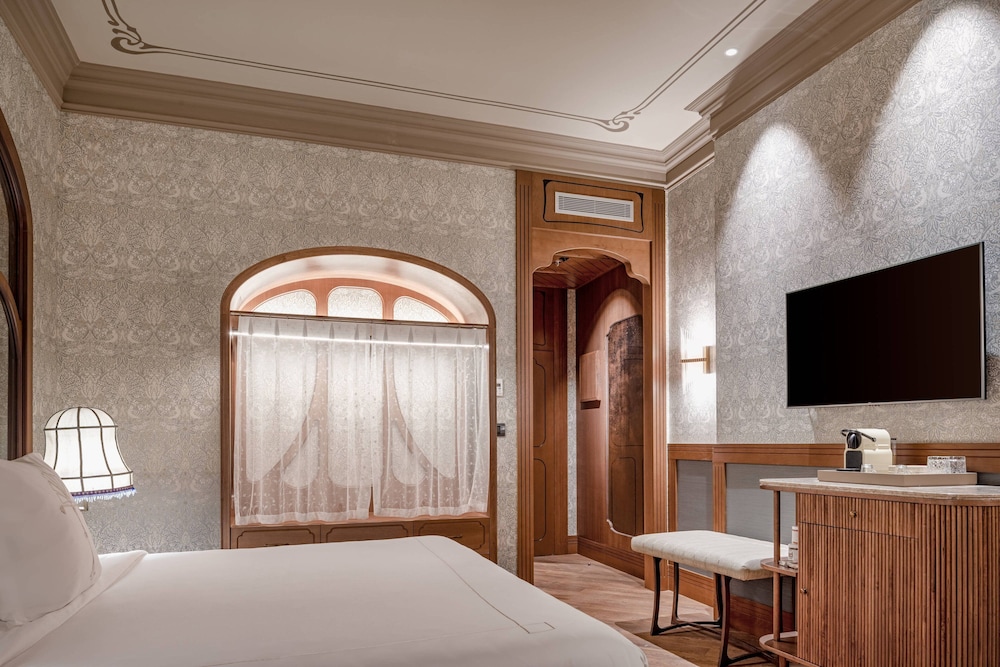 Deluxe Room, 1 Queen Bed, City View