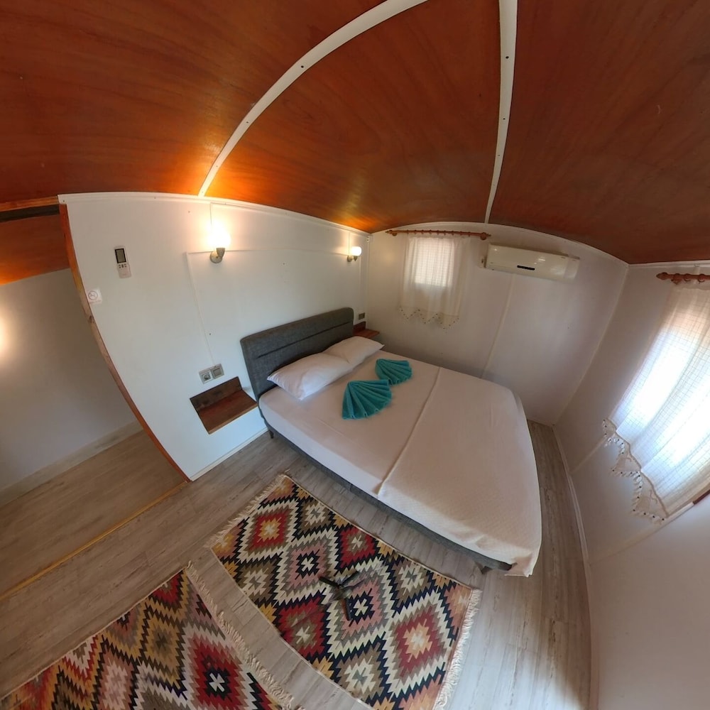 Family Bungalow, 1 Queen Bed with Sofa bed, Private Bathroom, Lake View photo 1