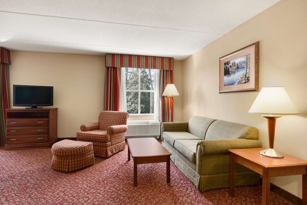 Signature Studio Suite, 1 King Bed with Sofa bed - Photo 9
