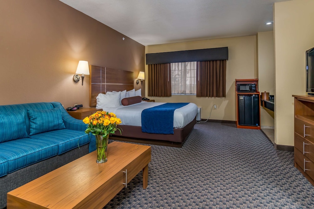 Standard Room, 1 King Bed, Accessible, Refrigerator & Microwave photo 1
