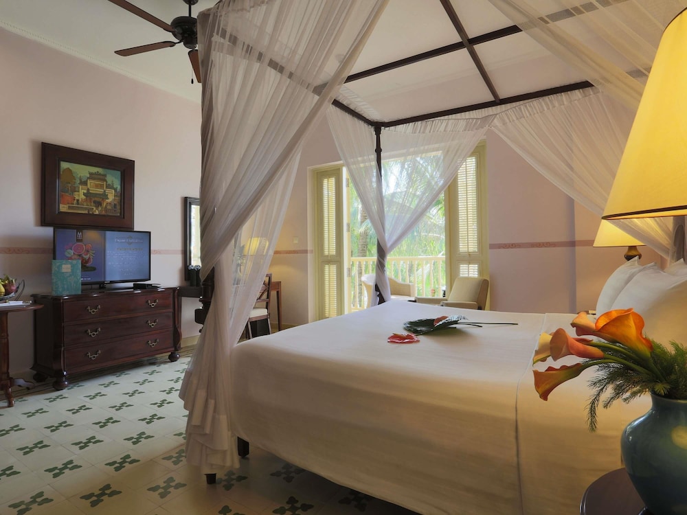 Premier Room, 1 King Bed - Photo 2