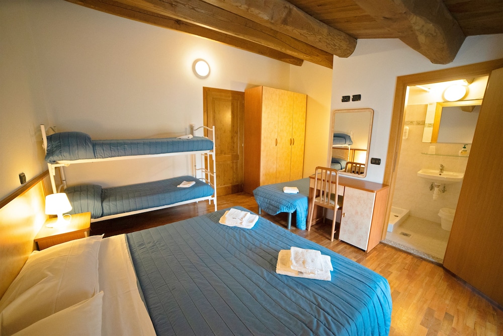 Superior Quadruple Room photo 3