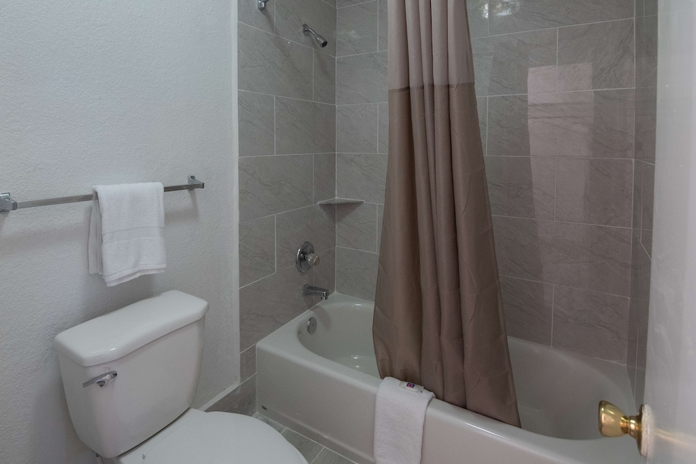 Deluxe Room, 2 Queen Beds, Non Smoking, Refrigerator & Microwave photo 3