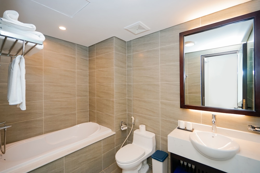 Luxury Suite - Photo 7