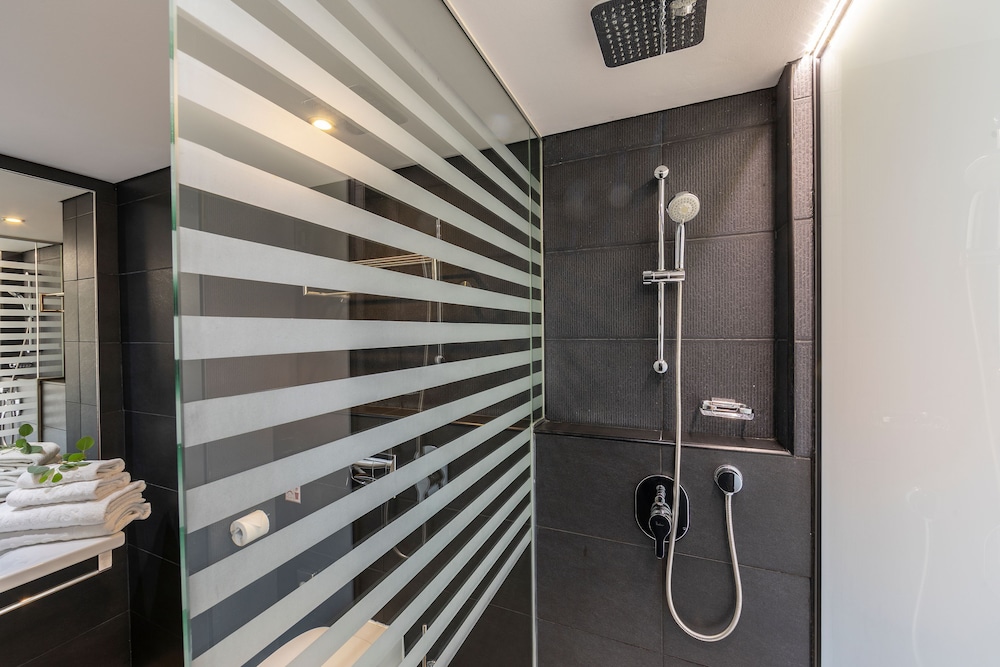 Garden Suite, Poolfront - Photo 3