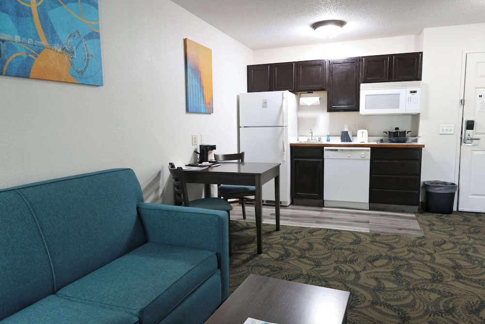 Basic Suite, 1 King Bed with Sofa bed, Non Smoking - Photo 11