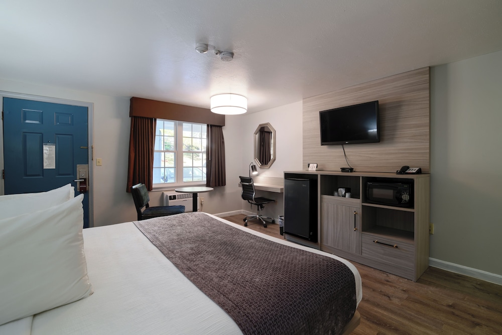 Deluxe Room, 1 King Bed photo 3