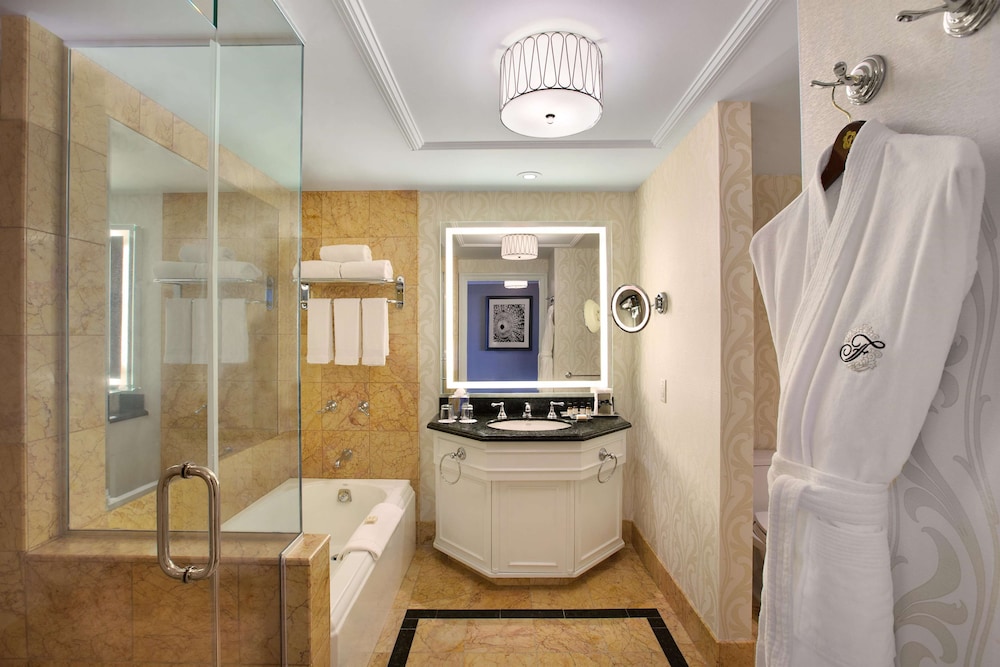 Signature Room, 1 King Bed (Skyline)